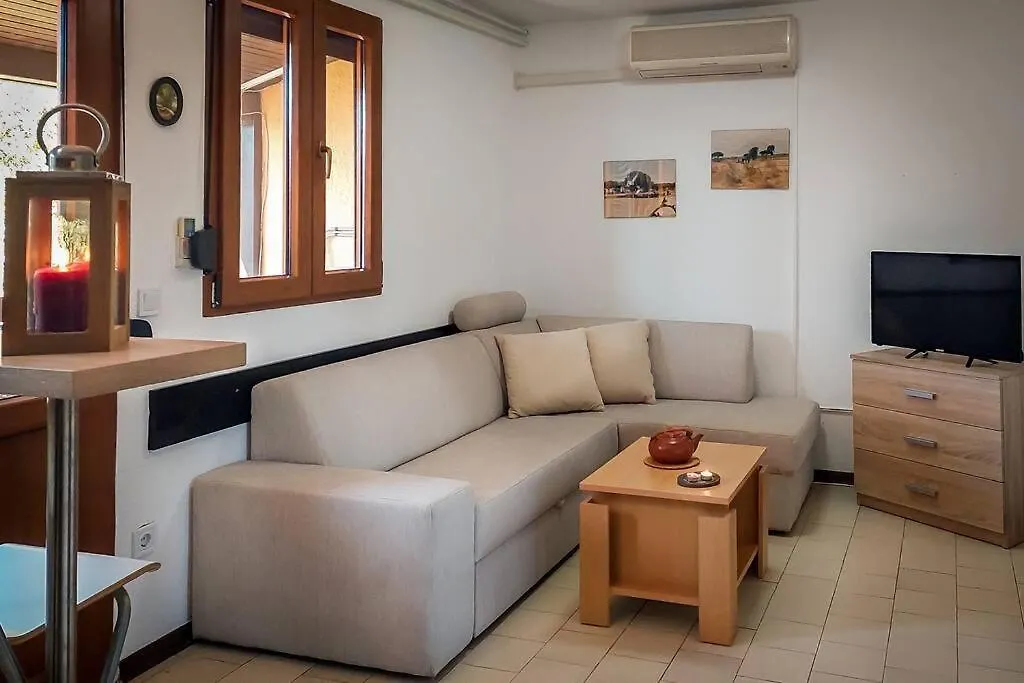 Vikendica Poolside Compact Family Cottage Bella Croatia