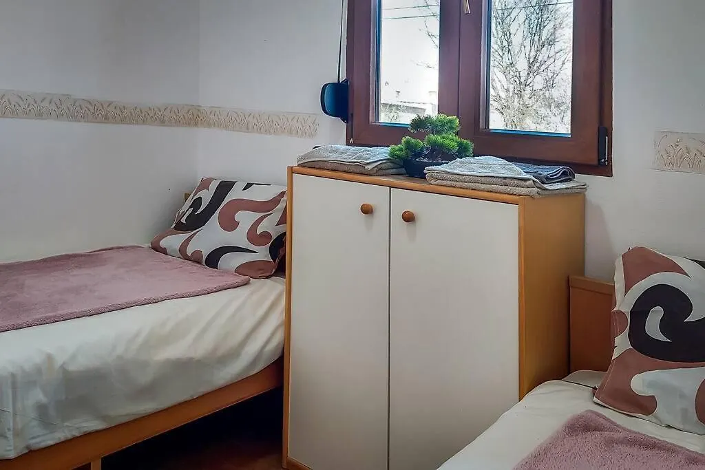Vikendica Poolside Compact Family Cottage Bella