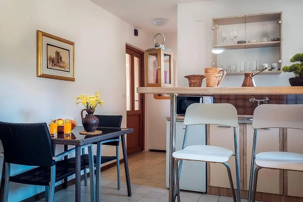 Poolside Compact Family Cottage Bella Rovinjsko Selo