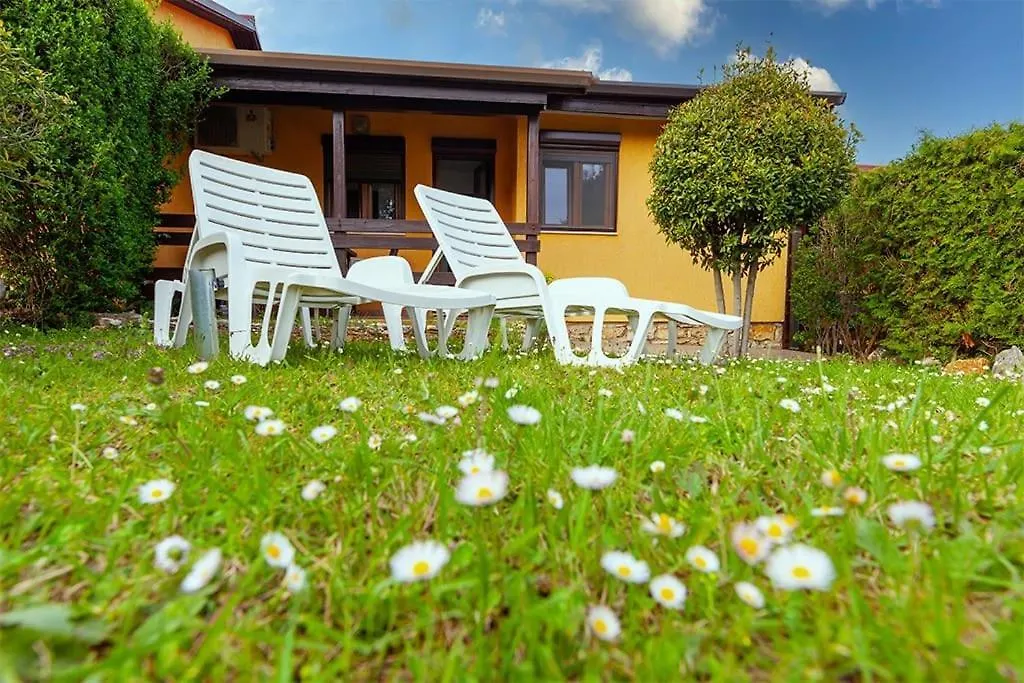 Poolside Compact Family Cottage Bella Rovinjsko Selo 0*,